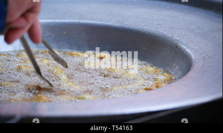 Muscheln in heißem Öl frittieren Stockfoto