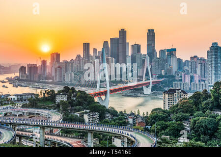 CHONGQING, CHINA - November 03: Blick auf die Skyline der Stadt und die Chongqing Yangtze River bei Sonnenuntergang am November 03, 2018 in Chongqing Stockfoto