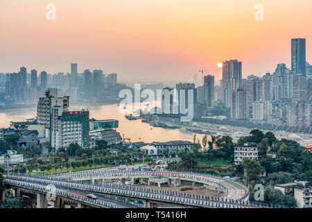 CHONGQING, CHINA - November 03: Ansicht von Chongqing Stadt und der Yangtze River bei Sonnenuntergang am November 03, 2018 in Chongqing Stockfoto