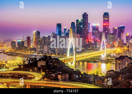 CHONGQING, CHINA - November 03: Nachtansicht von Chongqing downtown city Gebäude und die Dongshuimen Brücke am November 03, 2018 in Chongqing Stockfoto