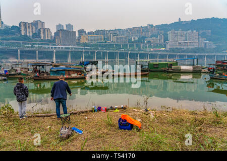 CHONGQING, CHINA - November 04: Blick auf die traditionellen Fischerboote und lokalen chinesischen Fischer auf dem Fluss Yangtze am November 04, 2018 in Chongqing Stockfoto