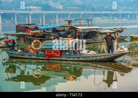 CHONGQING, CHINA - November 04: Ansicht der traditionellen chinesischen Fischerboote auf dem Yangtze River am November 04, 2018 in Chongqing Stockfoto