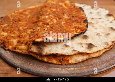 Lahmacun, traditionelle türkische Speisen. Ein runder, dünnen Stück Teig gefüllt mit Hackfleisch, Gemüse und Gewürzen, dann gebacken. Stockfoto