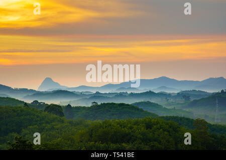 View Point Samed Nang Chee Wahrzeichen in der Andaman See und Phangnga Thailand über den Wald unter den Täler bei Sonnenaufgang am Morgen, als der Himmel. Stockfoto