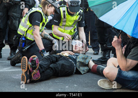 London UK 18 Apr 2019 Polizisten bereiten die Demonstranten mit einem Rohr verbunden während Protest von Umweltschützern zu entfernen. Stockfoto