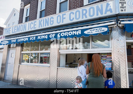 Das Äußere des legendären LEMON ICE KÖNIG VON CORONA, auf 108 St. in der Corona, Queens, New York City. Es ist dort seit über 60 Jahren. Stockfoto