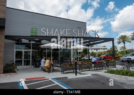 Orlando, FL/USA - 18.04.2019: Shake Shack ist eine US-amerikanische fast Casual Restaurant kette in New York City, die in Hamburger spezialisiert hat. Stockfoto