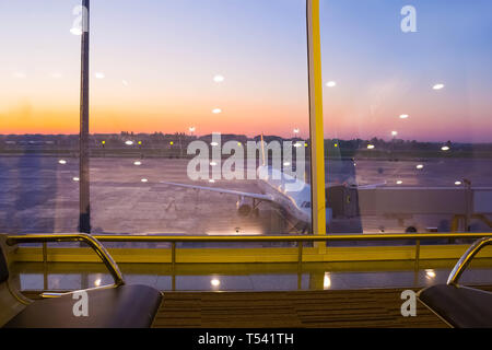 Borispol, Ukraine - 28. April 2018: Die Abflughalle im Flughafen Borispol. Arrival-Departures Zeitplan Boards und Flughafen Gebäude modern Stockfoto