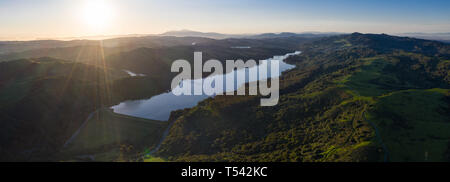 Ein schöner Morgen leuchtet die grüne Hügel rund um den San Pablo Reservoir in Nordkalifornien. Ein nasser Winter hat üppige Vegetation Wachstum verursacht. Stockfoto