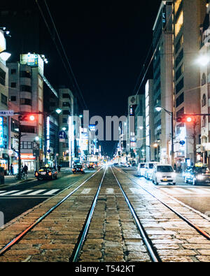 Die Straßen von Hiroshima in der Nacht Stockfoto