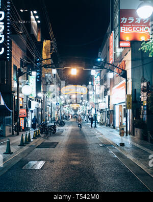 Die Straßen von Hiroshima in der Nacht Stockfoto