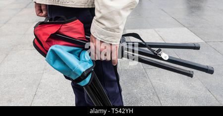 Mann, der zwei portable klappbarer Hocker in Sevilla Stockfoto