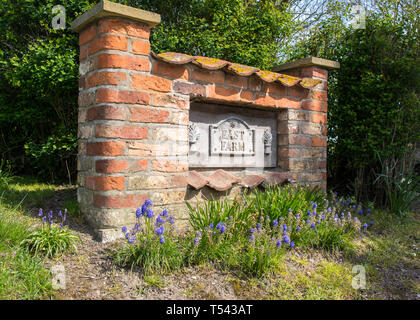 Ein alter Bauernhof mit einer kleinen Blume und grüne Bäume. Stockfoto