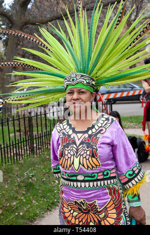 Frau gekleidet in traditionellen indigenen Kleidung tragen ein Gefiederter Kopf Stück im Cinco de Mayo Parade marschieren. St. Paul Minnesota MN USA Stockfoto