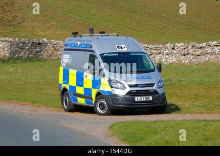 Ein North Yorkshire Police Fahrzeug auf der Straße geparkt zu fangen Beschleunigung Autofahrer mit Kameratechnik. Stockfoto