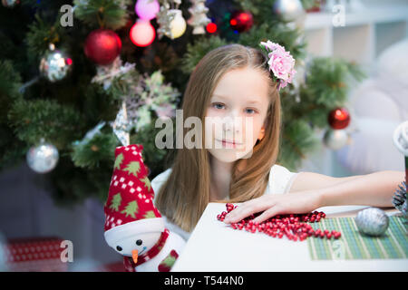 Schöne Mädchen im neuen Jahr. Feiern Weihnachten. Portrait von teenage Mädchen im Neuen Jahr Urlaub Stockfoto