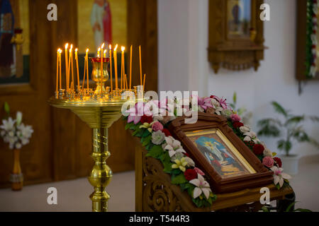 Belarus, die Stadt Gomel am 25. Oktober 2017. Kirche des Hofes. Das Innere der Kirche. Altar und Kirche Kerzen Stockfoto