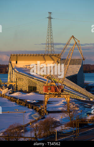 KOTKA, Finnland - 10. MÄRZ 2019: Der Bau der Sea Center'' schließen Vellamo im März twilight Stockfoto