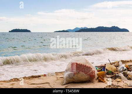 Die Zerstörung der Natur durch die Hand des Menschen. Von Hausmüll ins Meer gekippt wird. Stockfoto