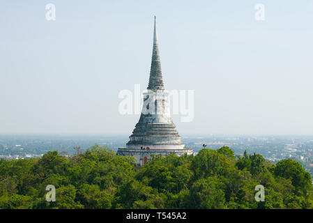 Alte chedi Phra That Chom Phet auf der Oberseite des Palace hill Phetchaburi. Thailand Stockfoto