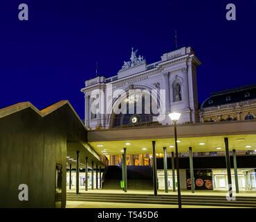 Fassade des Keleti Bahnhof von unterirdischen Raum in der Nacht. Das ist der Hauptbahnhof der Stadt Budapest, Ungarn. Stockfoto