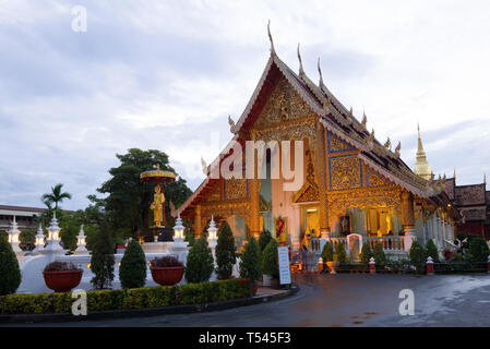 CHIANG MAI, THAILAND - Dezember 20, 2018: Dämmerung im buddhistischen Tempel von Wat Phra Singh Stockfoto