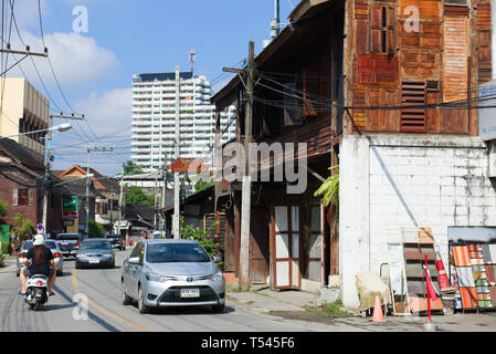 CHIANG MAI, THAILAND - Dezember 21, 2018: Auf einer Straße der Stadt an einem sonnigen Tag Stockfoto