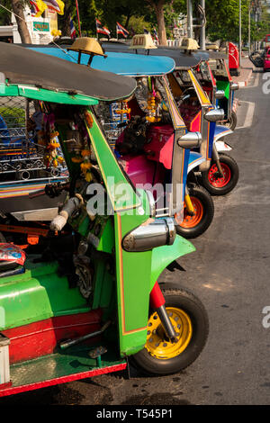 Thailand, Bangkok, Na Phra That Alley, tuk tuk Auto-rikschas außerhalb der Nationalen Museum Stockfoto