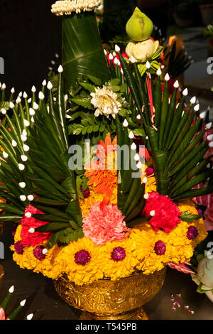 Thailand, Bangkok, Lak Muuang, Stadt Säule Schrein, Blütenpracht in Main vihara Gebetsraum Stockfoto