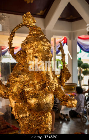 Thailand, Bangkok, Lak Muuang, Stadt Säule Schrein, Blattgold Ganesh hinduistischen Gottheit Abbildung in Main vihara Gebetsraum angewendet Stockfoto