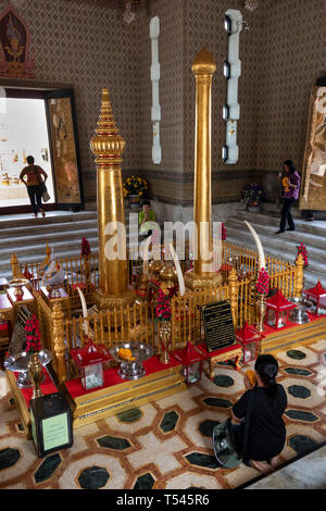 Thailand, Bangkok, Lak Muuang, Stadt Säule Schrein, Innenraum verehrer an der vergoldeten Akazienholz Säule Stockfoto