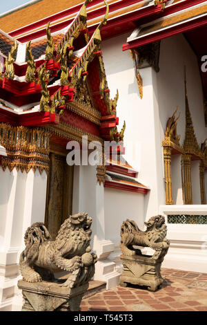Thailand, Bangkok, Wat Pho, Phra Pancavaggiya, südlichen Vihara, Gebetsraum, guardian Löwen an verzierten Gateway Stockfoto