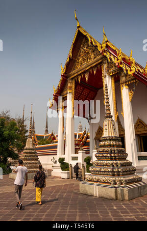 Thailand, Bangkok, Wat Pho, farbenfroh gestaltete Gedenkstätte chedis auf die königliche Familie an der Phra Pancavaggiya, südlichen Vihara, Gebet Hall Stockfoto