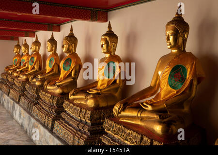 Thailand, Bangkok, Wat Pho, äußere Phra Rabiang von Phra Ubosot, goldene Buddha Statuen Stockfoto