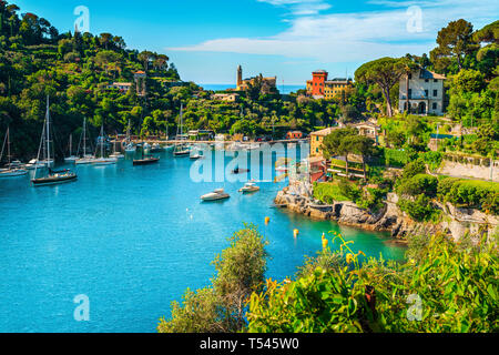 Wunderschöne Bucht mit bunten mediterranen Gebäude und Boote, Yachten in spektakulären Vacation Resort, Portofino, Ligurien, Italien, Europa Stockfoto