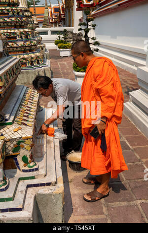 Thailand, Bangkok, Wat Pho, Phra Maha Chedi, Mönch Beratung workman Anwendung Gedenktafel Chedi Stockfoto