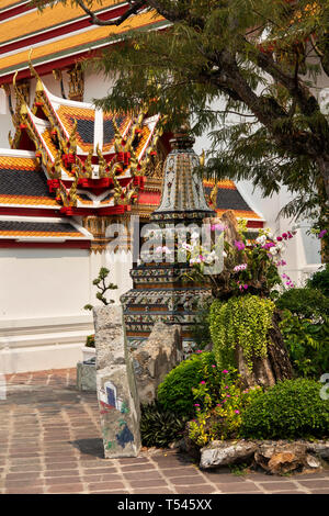 Thailand, Bangkok, Wat Pho, Phra Maha Chedi, Orchideen wachsen Neben kleinen Memorial Chedi Stockfoto