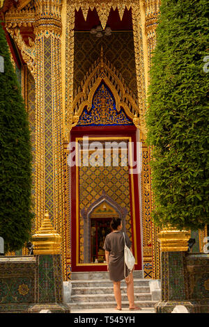 Thailand, Bangkok, Thanon Fuang Nakhon, Wat Ratchabophit Sathitmahasimaram, Frau am Haupteingang Stockfoto