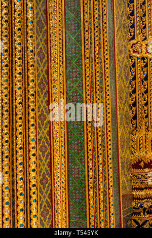 Thailand, Bangkok, Thanon Fuang Nakhon, Wat Ratchabophit Sathitmahasimaram, türöffnung Dekoration Stockfoto