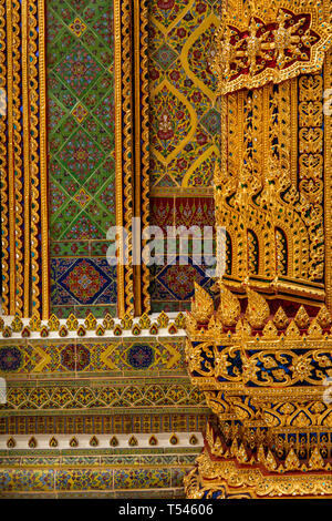 Thailand, Bangkok, Thanon Fuang Nakhon, Wat Ratchabophit Sathitmahasimaram, Säule und Wanddekoration neben Tür Stockfoto