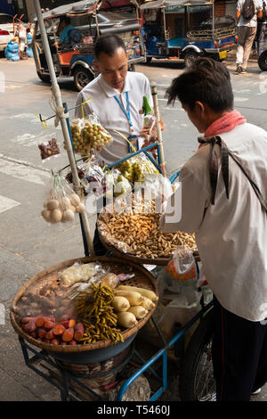 Thailand, Bangkok, Thanon Fuang Nakhon, Lebensmittel, street Stall, Anbieter verkaufen Beutel Salat Stockfoto