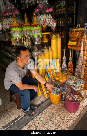 Thailand, Bangkok, Thanon Bamrung Mueang, buddhistische Zubehör Shop, Anbieter, Preis der große Tempel Kerzen auf Rechner Stockfoto