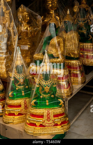 Thailand, Bangkok, Thanon Bamrung Mueang, buddhistische Zubehör Shop, grün Kunststoff emerald Buddhas eingewickelt in Kunststoff für Verkauf Stockfoto