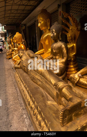 Thailand, Bangkok, Thanon Mahannop Bamrung Mueang, Soi 2, buddhistische Zubehör Shop, große goldene Liegen und Sitzen Buddhas für Verkauf Stockfoto