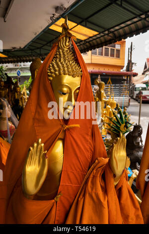 Thailand, Bangkok, Thanon Mahannop Bamrung Mueang, Soi 2, buddhistische Zubehör Shop, goldene Buddha respektvoll gewickelt in der Mönch Gewand Stockfoto