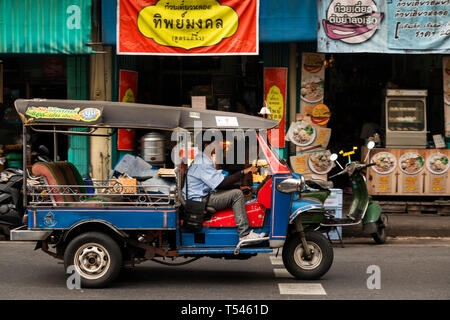 Thailand, Bangkok, Thanon Tanao, tuk tuk Taxi in Bewegung, vorbei an Geschäften und Cafés. Stockfoto