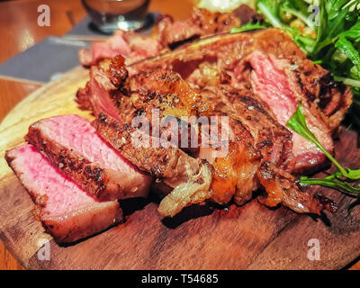 Gras-fed-Filet vom Grill Medium erfolgt auf einer hölzernen Tablett serviert. Stockfoto