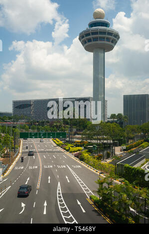 18.04.2019, Singapur, Republik Singapur, Asien - Ansicht des Changi Airport Control Tower und das Crown Plaza Hotel. Stockfoto