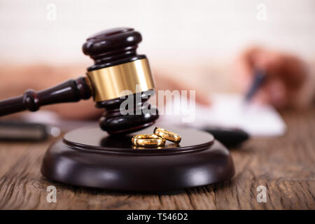 Nahaufnahme der Goldenen Hochzeit Ringe auf soliden Block im Gerichtssaal Stockfoto