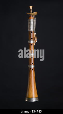 Alte asiatische Holzblas Instrument auf schwarzem Hintergrund, surnay Stockfoto